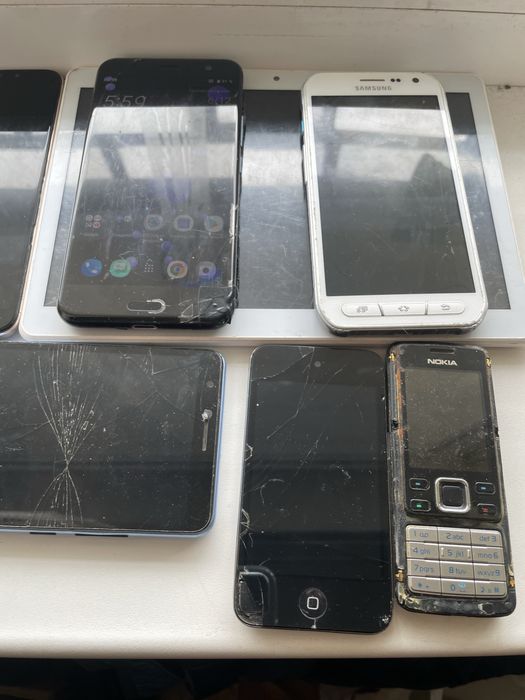 Продам старые телефоны , лот телефонов ,Xiaomi samsung sony zte htc