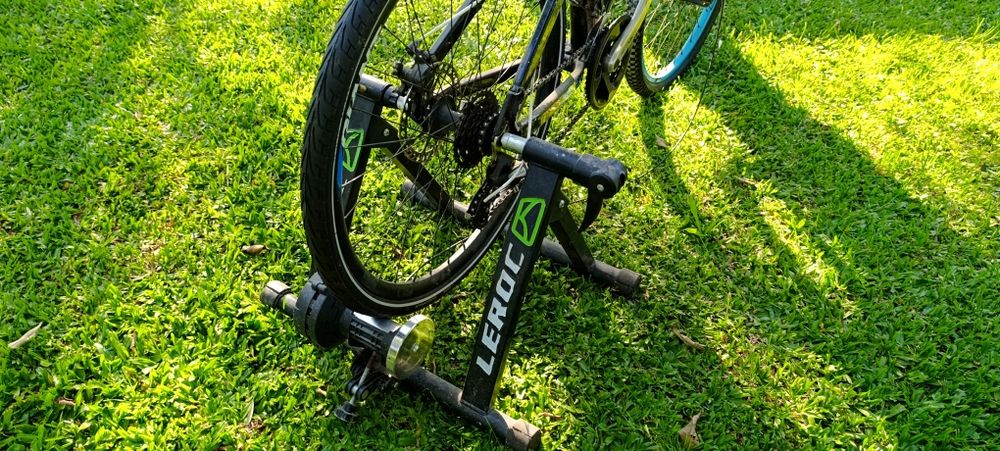 Bicicleta e rolo de ciclismo