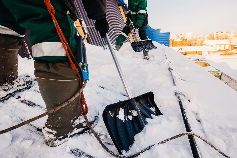 Прибирання снігу з дахів. Пишіть на вайбер