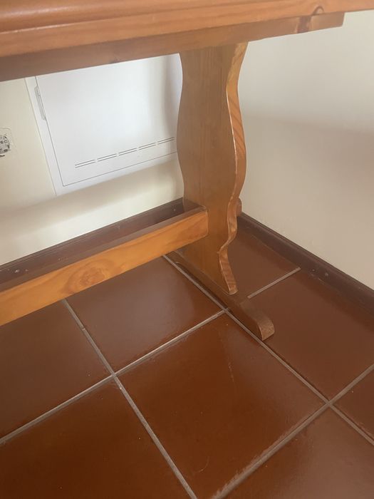 Mesa de madeira maciça e cadeiras