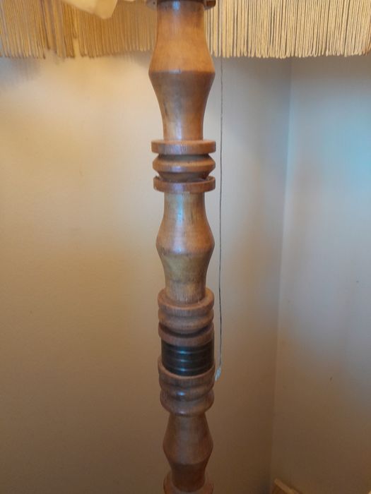 Lampa stojąca drewniana z elementami mosiądzu PRL-u