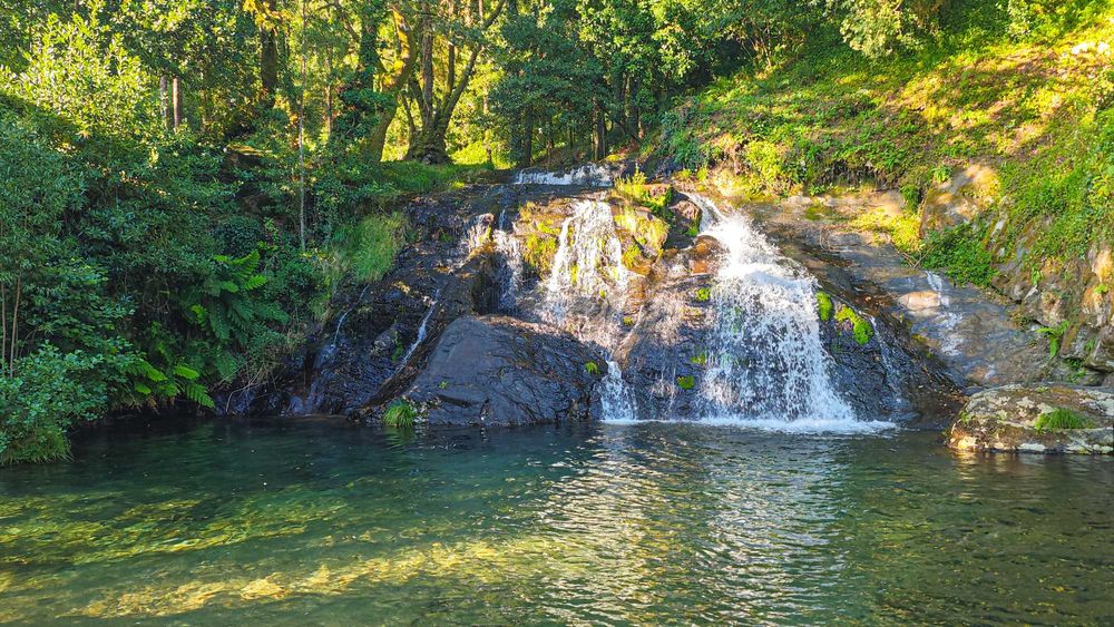 Moradia p/ restauro ao lado da cascata em Vila de Murteda