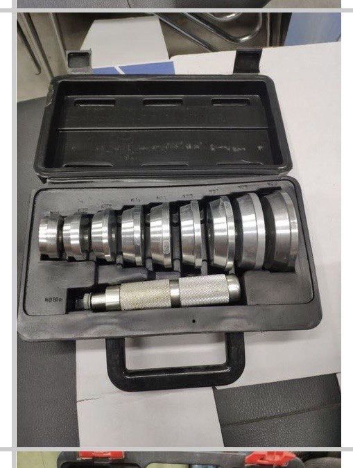 Набор трубчатых вырубных коронок (hole saw set) в пластиковом кейсе.