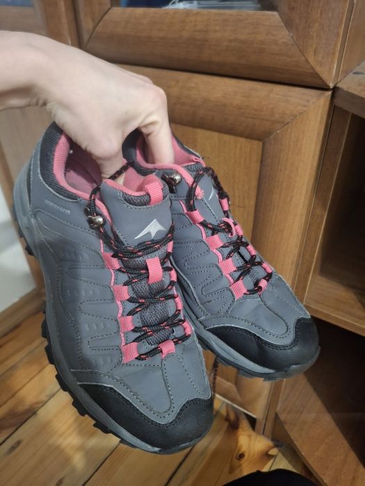 Жіночі трекінгові кросівки Montagne
