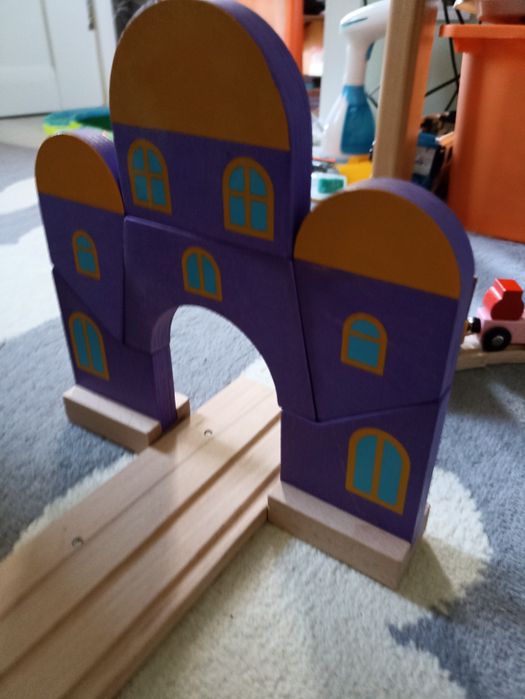 Є багато різних деталей потяги і дороги