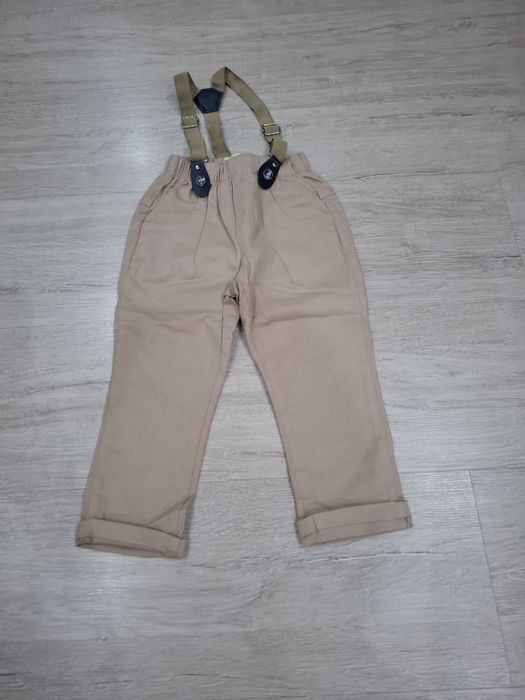 Eleganckie spodnie chlopiece na szelkach