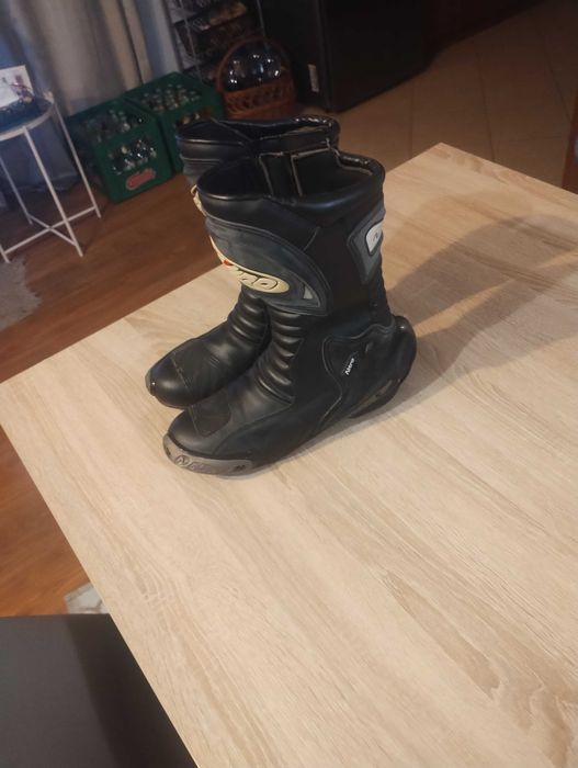 Kaski motocyklowe i buty