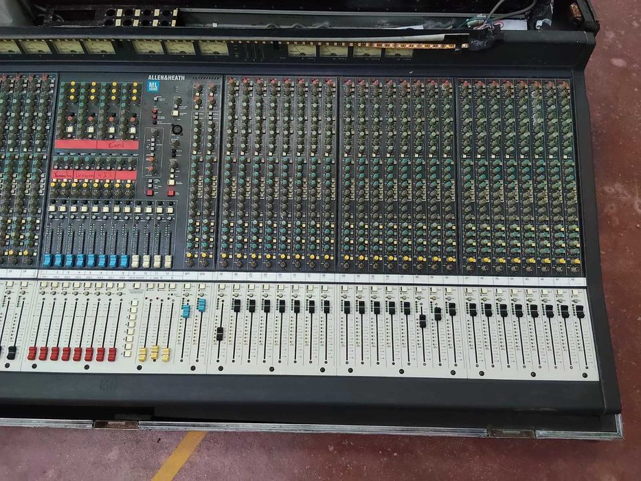 Mesa de Som Analógica Allen & Heath ML4000 (48 Canais) + Flightcase