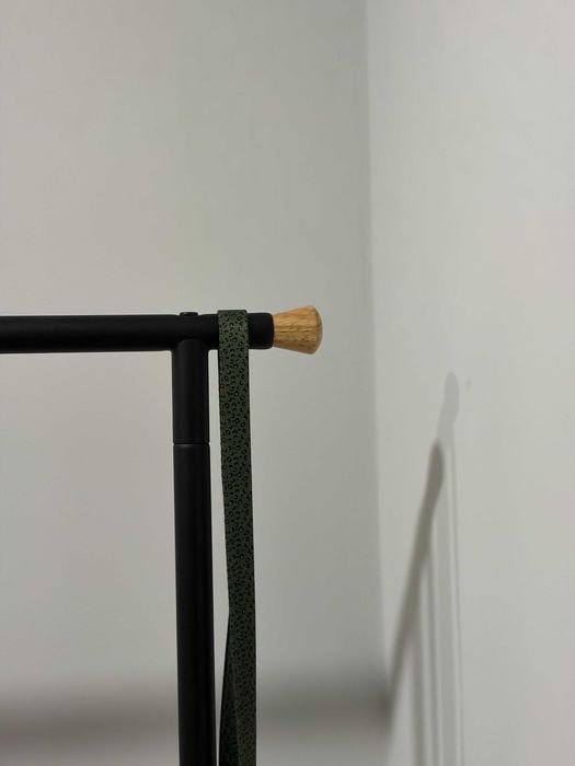 Charriot preto em metal com detalhes em madeira