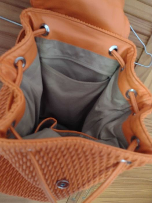 Mochila laranja nunca usado