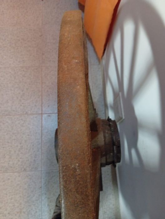Roda de carroça  antiga