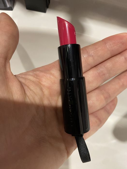 GIVENCHY Rouge Interdit Vinyl губная помада с маслом черной розы