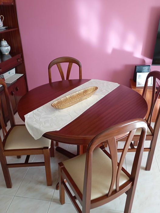 Cinjunto de mesa e cadeiras
