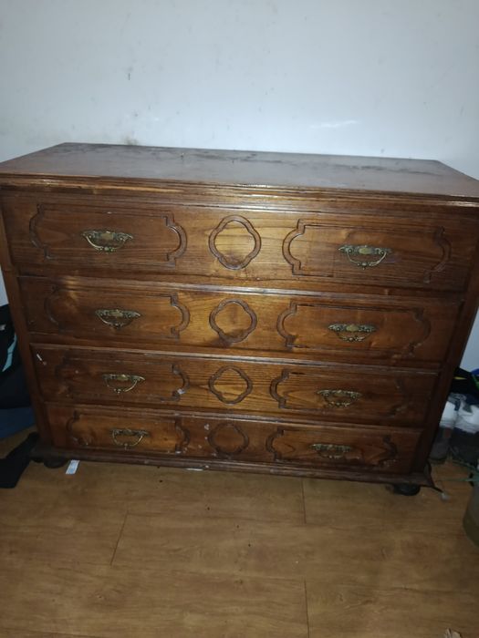 Conjunto cómoda e criado-mudo antigos em madeira, estilo clá