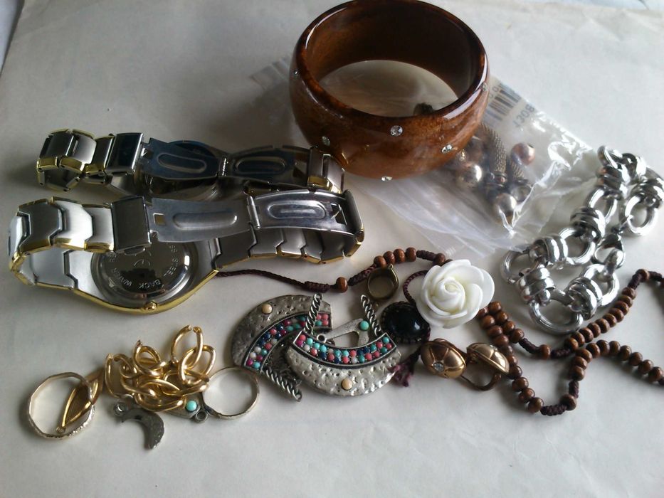 Quinquilharia relógios, pulseiras, brincos etc., para desocupar