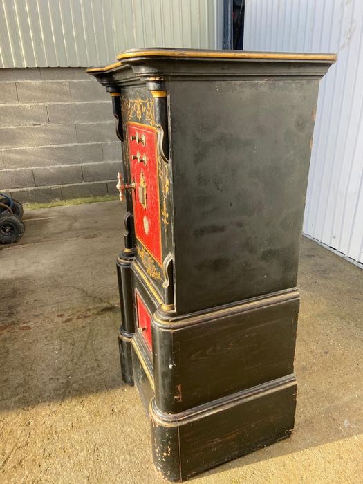 Cofre antigo em estado original