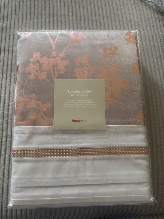 Pościel 200x220 Piękna ze zdobieniem .