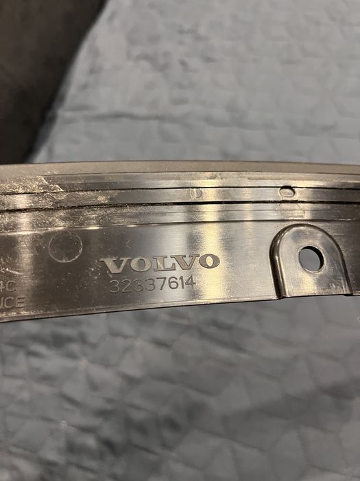 Гриль Спойлер Ущільнювач Volvo XC40 C40  Recharge