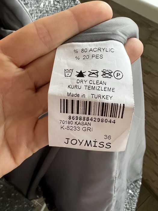 Сіре легке коротке жіноче пальто