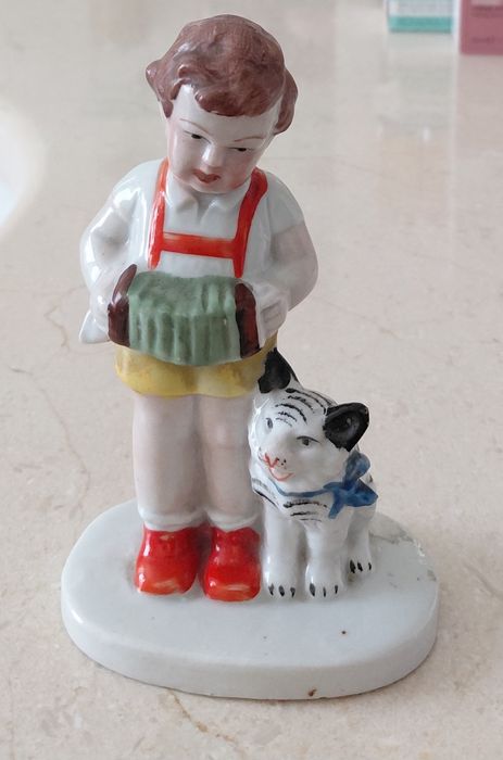 Rapaz e gato porcelana