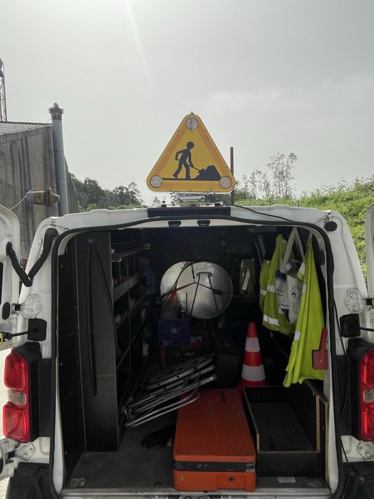 Triângulo de sinalização de obras