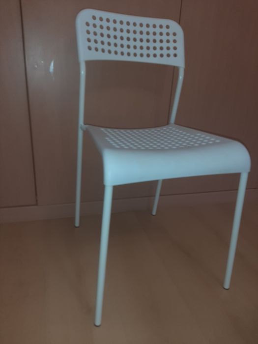 Cadeira de plástico e metal