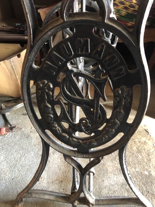 Mesa de maquina de costura com pedra marmore
