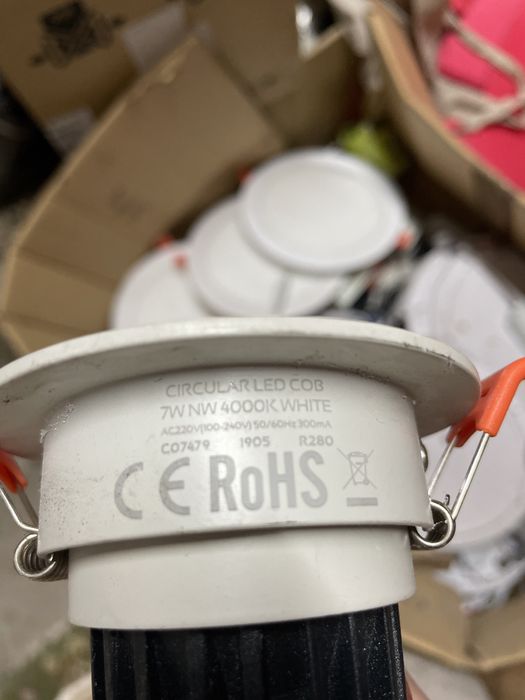 Caixa com focos de encastrar lampadas led