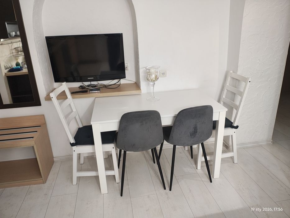 Meble kuchenne, szafka, lustro, stół, krzesła