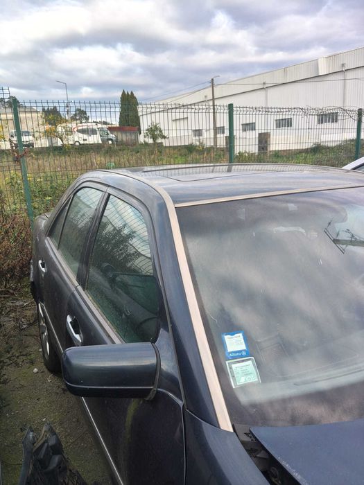 Mercedes C220 (W202) - 250 mil km - Motor Impecável (Batido de Frente)