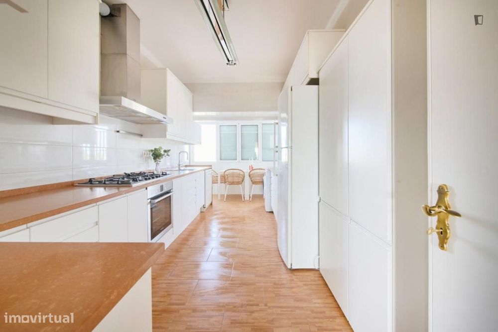 Quarto - localizado em Arroios Lisbon