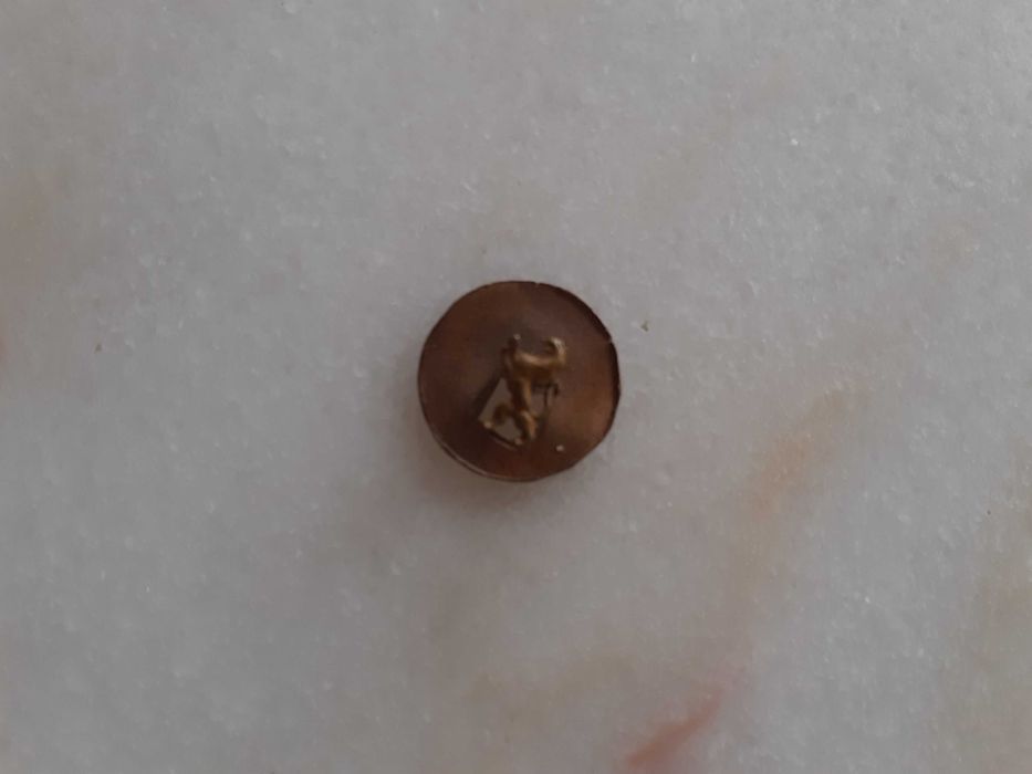 Pin/Botão de lapela com figura de um Grifo, muito antigo