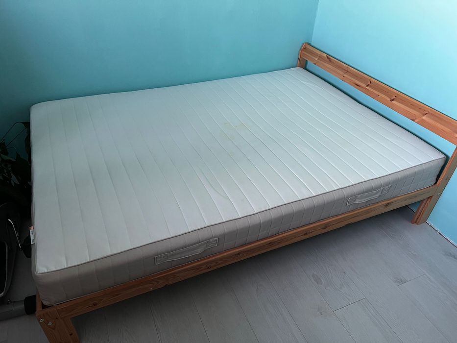 Sprzedam ramę łóżka z materacem