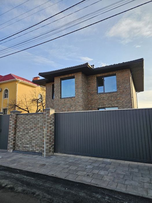 Продаю двоповерховий будинок на 178м2 в с Гатне!! Газ,