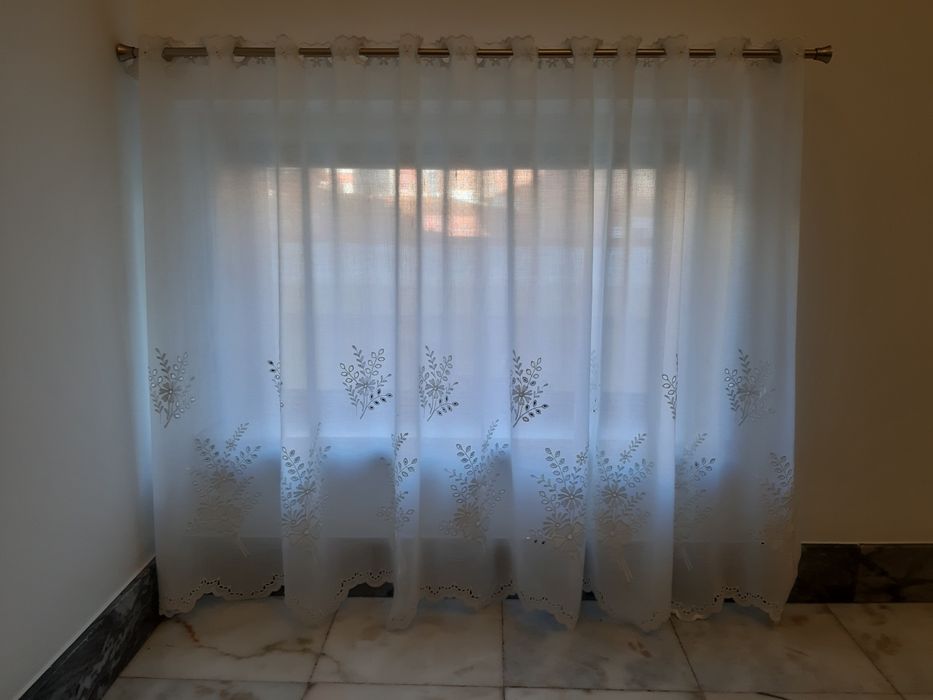 Vendo cortina branca bordada