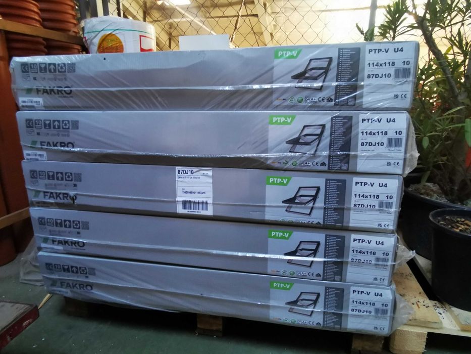 WYPRZEDAŻ! Ciepłe 3-szybowe okna dachowe FAKRO PTP-V RENO U4 114x118