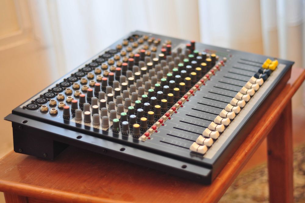 mesa de som Soundcraft EPM12