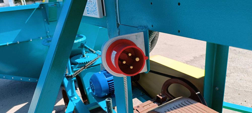 Зернометач самопересувний ЗМБ-120У «Булава», завантаження зерновозів