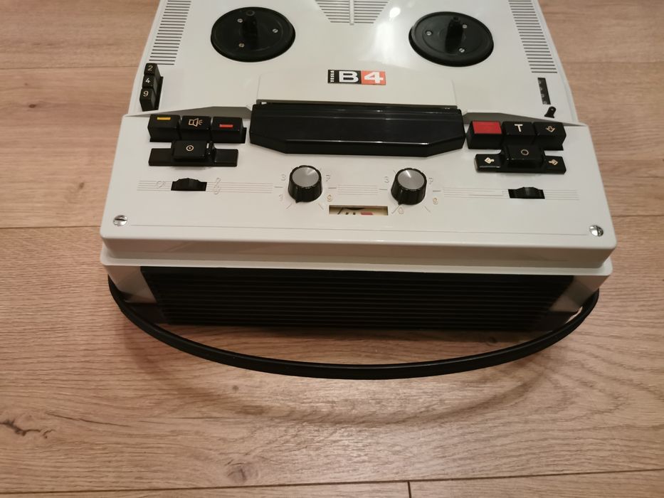 Magnetofon Szpulowy TESLA typ B4 stan bardzo dobry.