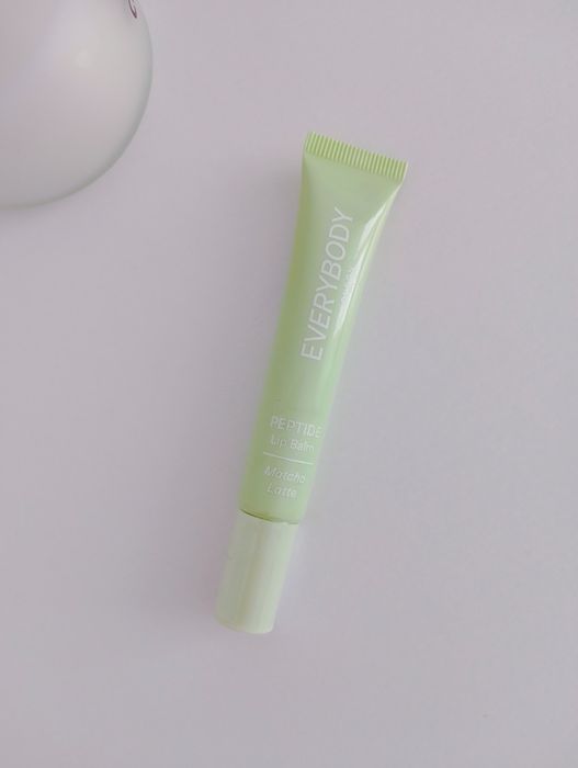 peptydowy balsam do ust o smaku i zapachu kremowego matcha latte