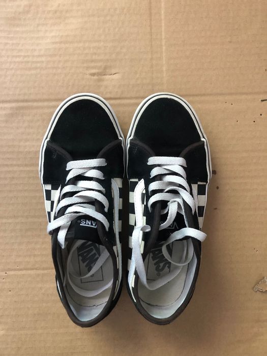 Tênis Vans original quadriculado.