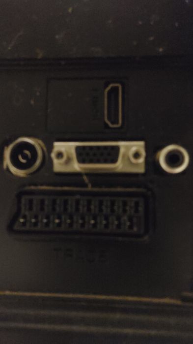 Televisão com suporte de parede e comando