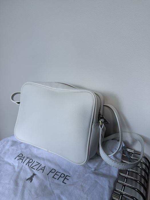 Patrizia Pepe skórzana torebka biała listonoszka oryginalna z ćwiekami camera bag