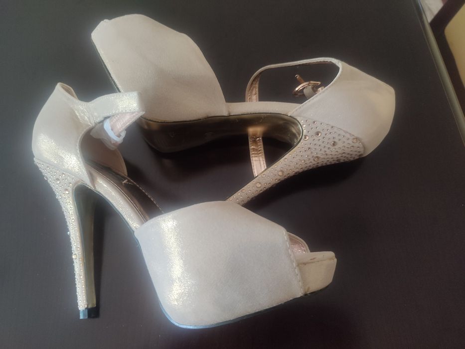 Eleganckie sandałki do kreacji weselnej