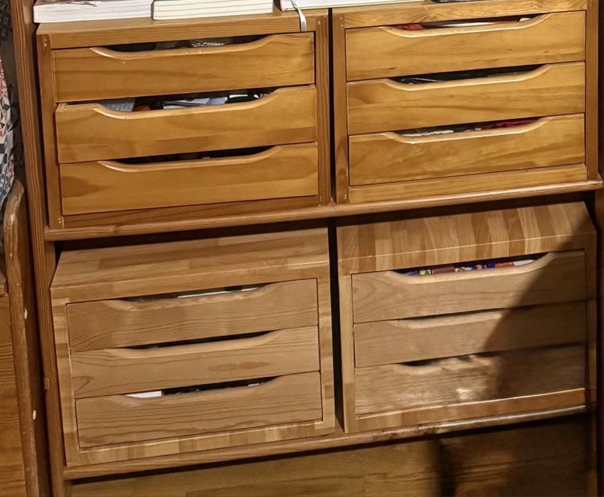 Movel pequeno com gavetas de madeira