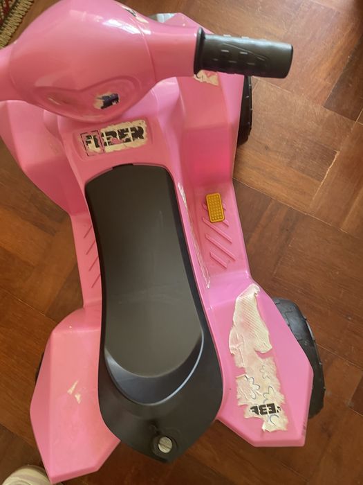 Moto a quatro rodas rosa sem motor