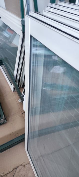 Janelas branco e aro verde