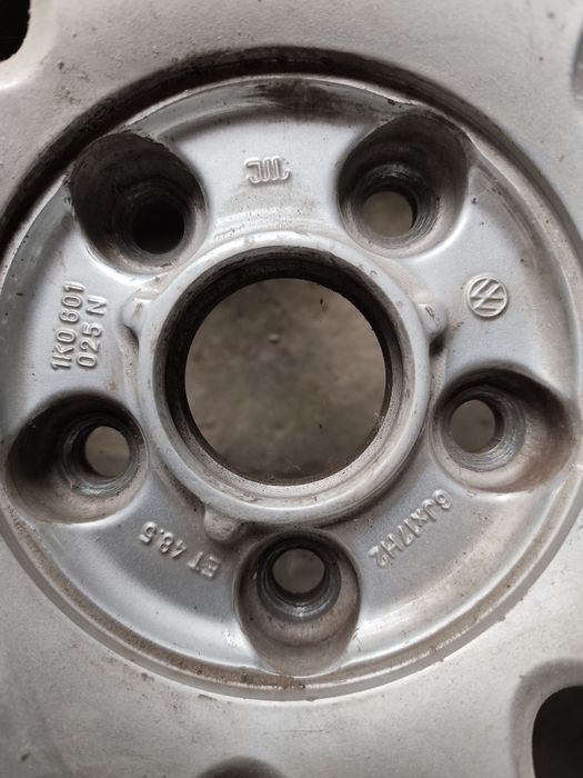 Felgi z oponami 215/55/17 Golf.Passat.Touran