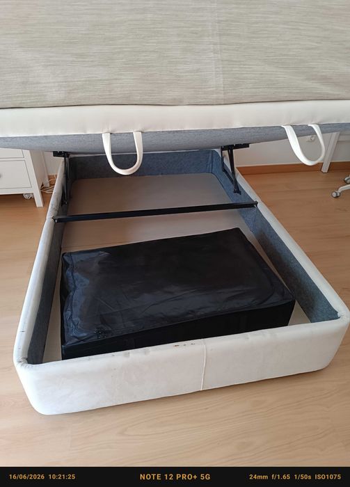 Cama individual com arrumação e colchão