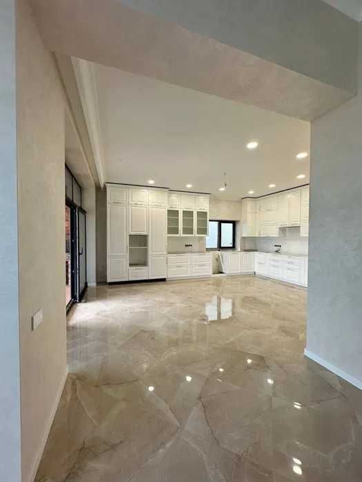 Будинок з ремонтом 207м2, 10 соток КМ, Стоянка - 330000уо